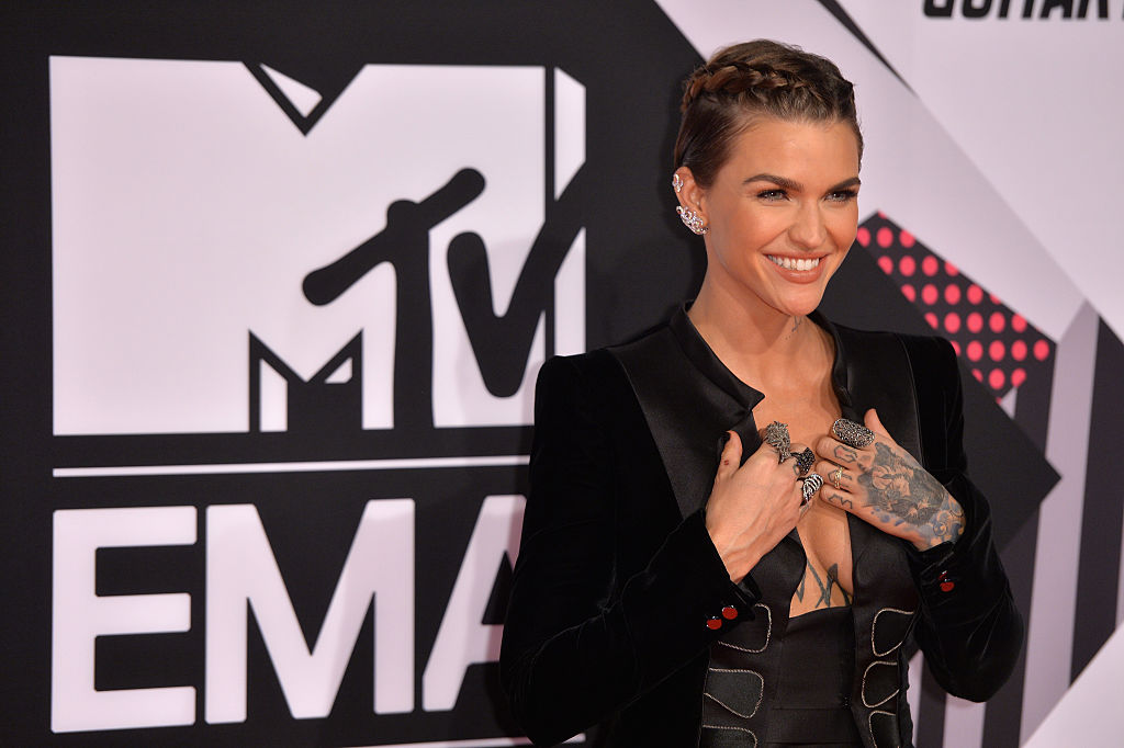 Kako nositi pletenice na kratkoj kosi