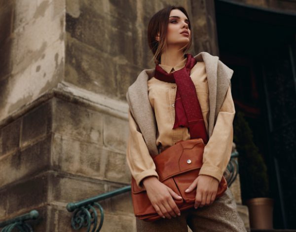 Jesenji must-have dodaci – šalovi, beretke i torbe koje podižu outfit