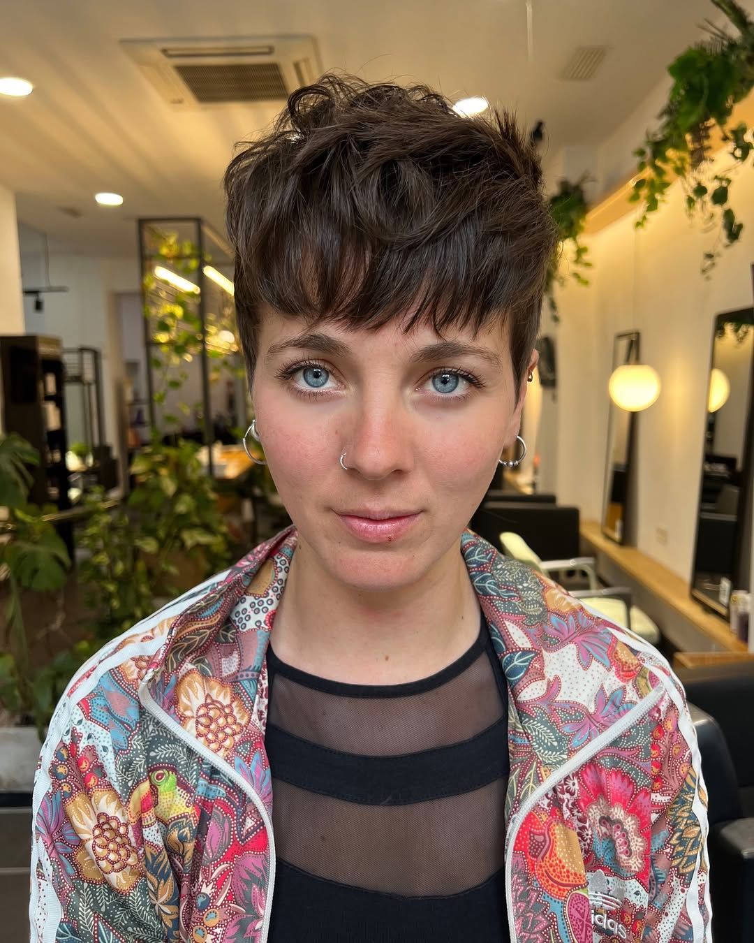 Teksturirani pixie s ravnim šiškama