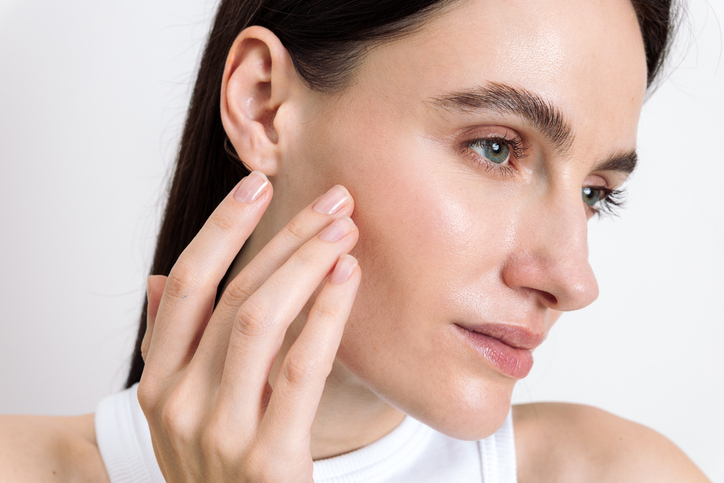 Mliječna kiselina za kožu: Prednosti, nuspojave i kako je koristiti za blistav, zdrav ten