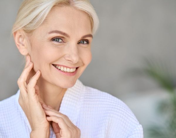 Nanošenje pudera u zrelim godinama - otkrivamo šta stvarno radi, a šta ne