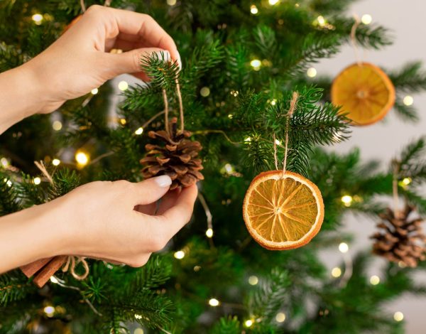 Kako očistiti umjetnu jelku