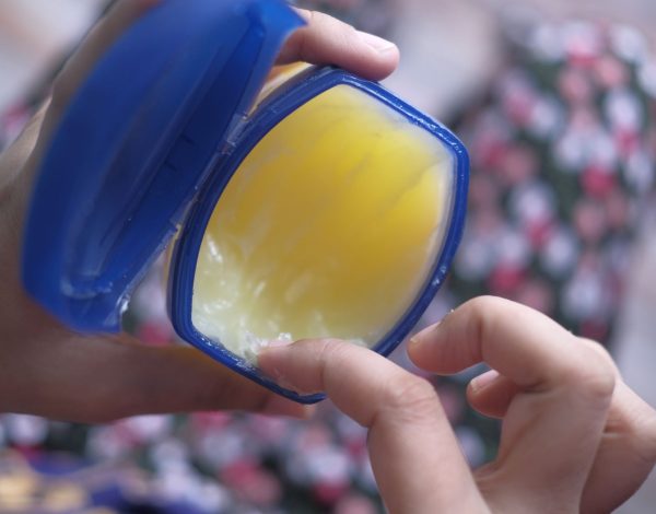 Kako koristiti vazelin bez rizika za kožu i oči