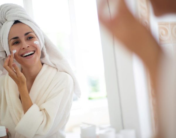 3 sastojka koja ne želite u svojoj kremi – i zašto koža bez njih stari ljepše