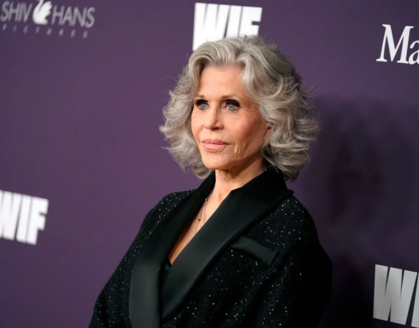 Jane Fonda elegantne sijede bez žutog tona